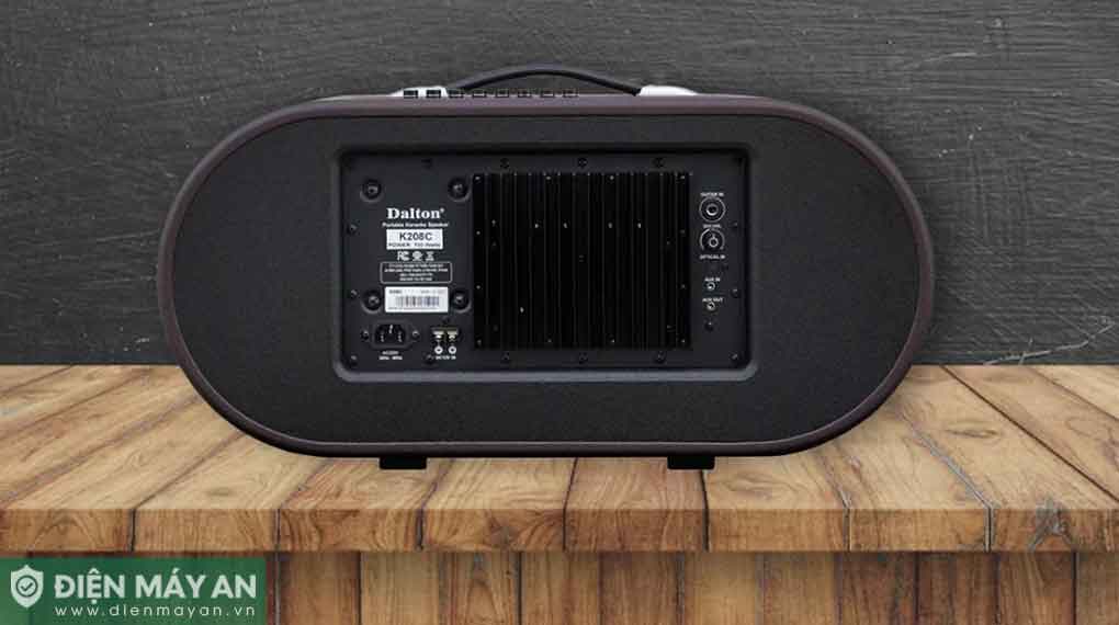Mặt sau loa Dalton K208C với các cổng kết nối và bảng điều khiển đặt trên bàn gỗ